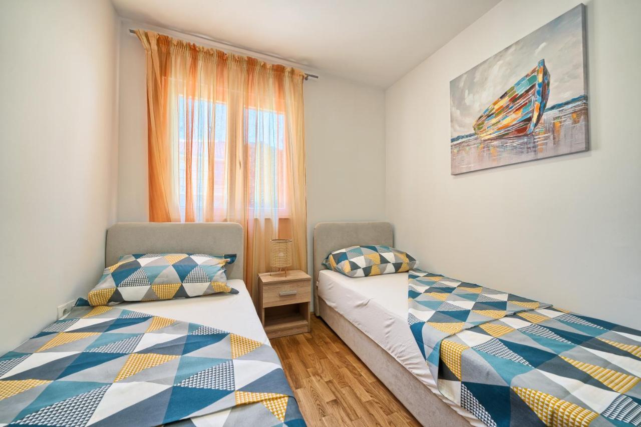 Apartments Mestrovic With Heated Swiming Pool- Near Split Kaštela Exterior foto