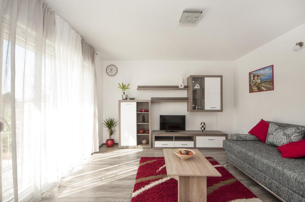 Apartments Mestrovic With Heated Swiming Pool- Near Split Kaštela Exterior foto
