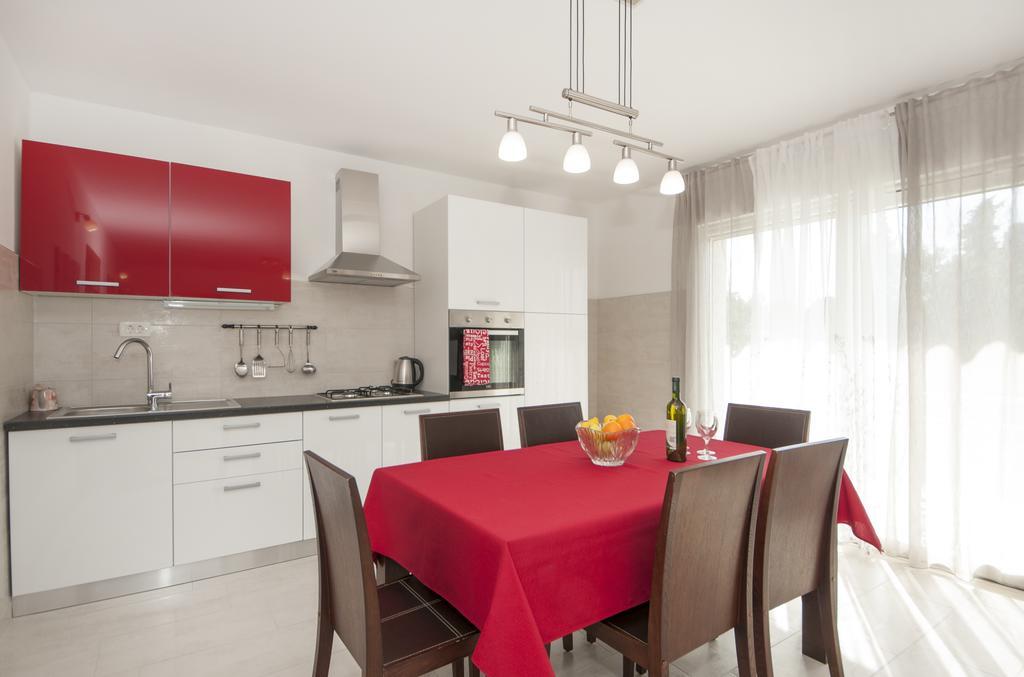 Apartments Mestrovic With Heated Swiming Pool- Near Split Kaštela Exterior foto