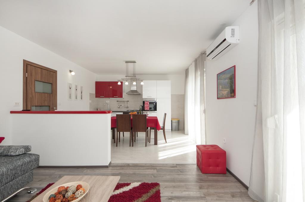 Apartments Mestrovic With Heated Swiming Pool- Near Split Kaštela Exterior foto