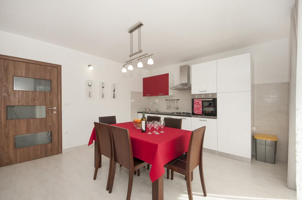 Apartments Mestrovic With Heated Swiming Pool- Near Split Kaštela Exterior foto