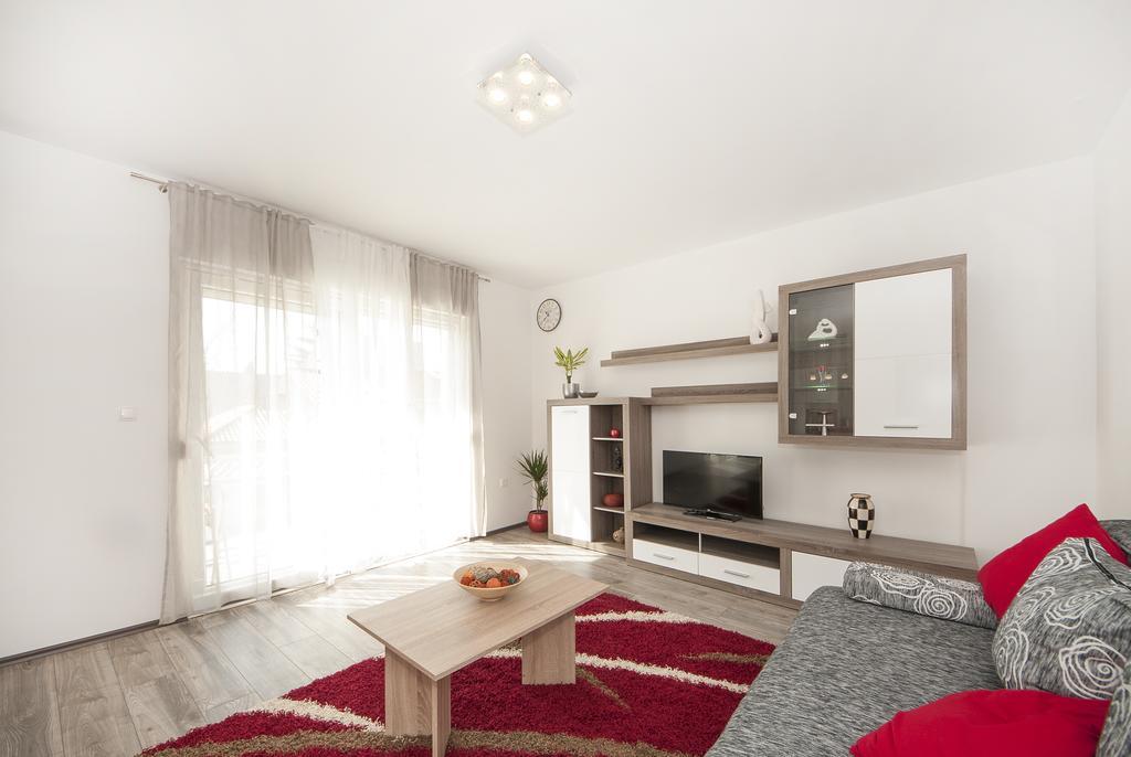 Apartments Mestrovic With Heated Swiming Pool- Near Split Kaštela Exterior foto