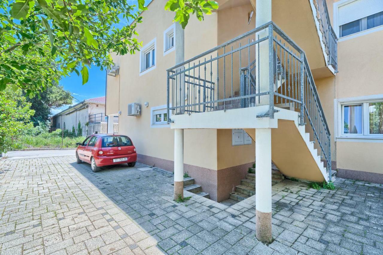 Apartments Mestrovic With Heated Swiming Pool- Near Split Kaštela Exterior foto