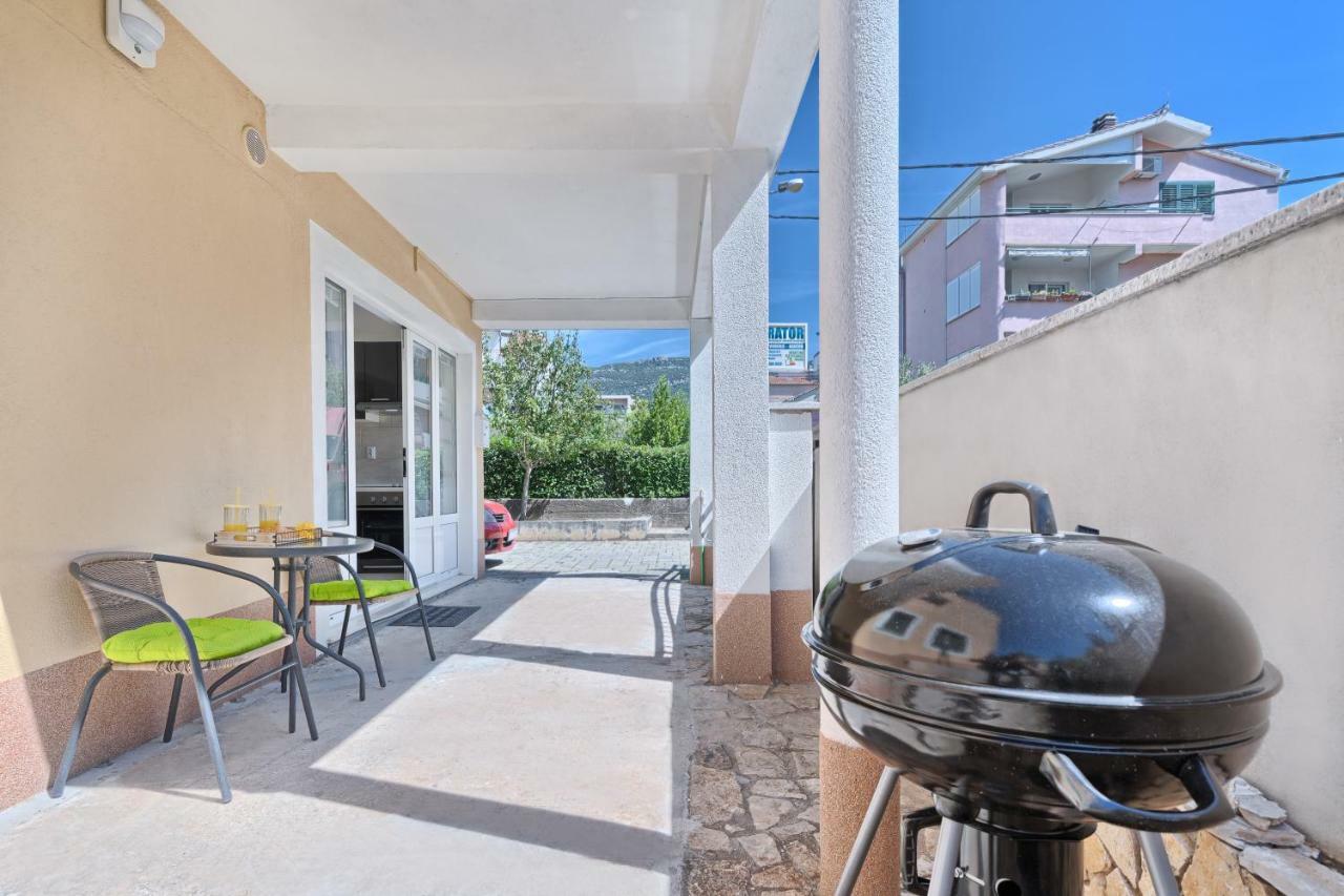 Apartments Mestrovic With Heated Swiming Pool- Near Split Kaštela Exterior foto